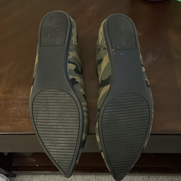 Steve Madden Rosy Camo flats - Picture 2 of 2